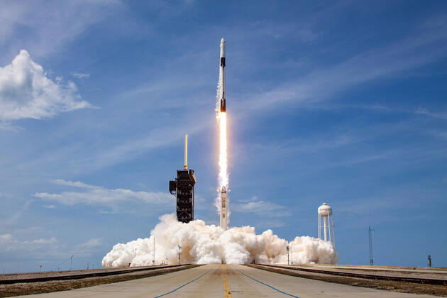 Bilder des Jahres 2020, News 05 Mai News Themen der Woche KW22 Cape Canaveral 30.05.2020, Cape Canaveral, USA, SpaceX Demo 2 Mission, im Bild Start der SpaceX Falcon 9-Rakete mit dem Raumschiff Crew Dragon des Unternehmers Elon Musk. SpaceX Demo-2-Mission der NASA zur Internationalen Raumstation ISS mit den NASA-Astronauten Robert Behnken und Douglas Hurley. Behnken und Hurley starteten um 15.22 Uhr. EDT am Samstag, 30. Mai, vom Launch Complex 39A im Kennedy Space Center. launch of a SpaceX Falcon 9 rocket carrying the company s Crew Dragon spacecraft on NASAis SpaceX Demo-2 mission with NASA astronauts Robert Behnken and Douglas Hurley onboard, Saturday, May 30, 2020, from the balcony of Operations Support Building II at NASAis Kennedy Space Center in Florida. NASAis SpaceX Demo-2 mission is the  EP_str