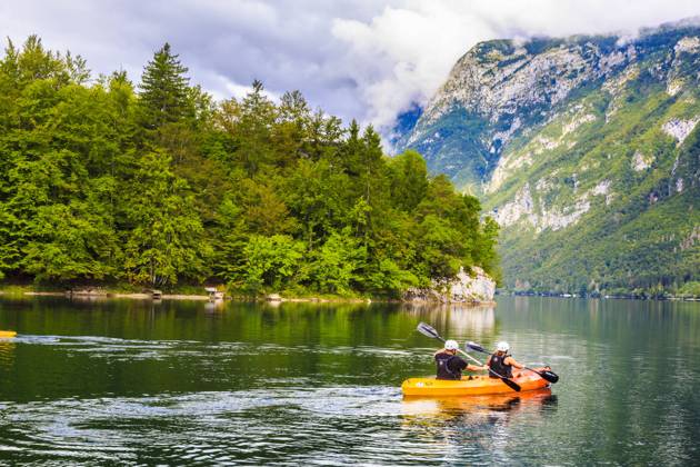 IMAGO Creative: Sommer, In den Bergen Canoeists. Lake Bohinj. Bohinj. Triglav National Park. Upper Carniola region. Slovenia, Europe. Upper Carniola region Slovenia Copyright: xMikelxBilbaox xVWPicsx M-19-09-018