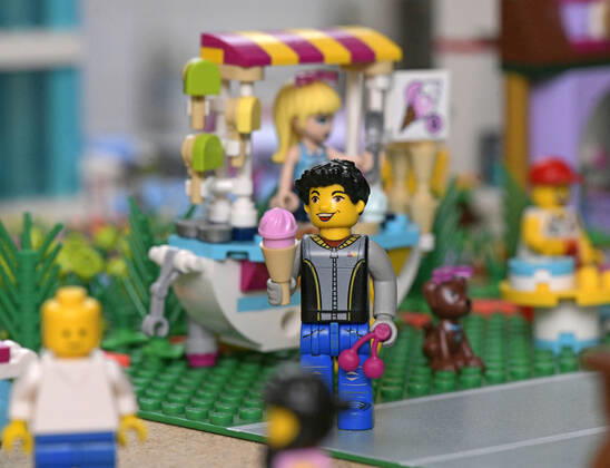 08.06.2020, Lego-Spielzeug im Kinderzimmer, Szene im Sommer, Mann beim Eis-Wagen. 08.06.2020, Lego-Spielzeug im Kinderzimmer 08.06.2020, Lego-Spielzeug im Kinderzimmer