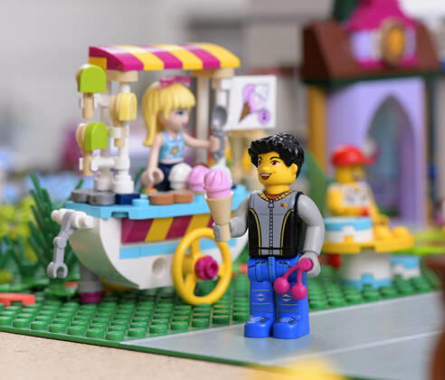 08.06.2020, Lego-Spielzeug im Kinderzimmer, Szene im Sommer, Mann beim Eis-Wagen mit Eistüte in der Hand. 08.06.2020, Lego-Spielzeug im Kinderzimmer 08.06.2020, Lego-Spielzeug im Kinderzimmer