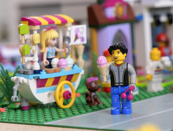 08.06.2020, Lego-Spielzeug im Kinderzimmer, Szene im Sommer, Mann beim Eis-Wagen mit Eistüte in der Hand. 08.06.2020, Lego-Spielzeug im Kinderzimmer 08.06.2020, Lego-Spielzeug im Kinderzimmer