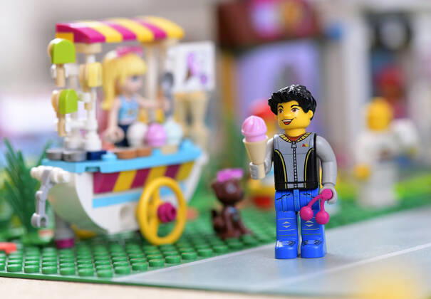 08.06.2020, Lego-Spielzeug im Kinderzimmer, Szene im Sommer, Mann beim Eis-Wagen mit Eistüte in der Hand. 08.06.2020, Lego-Spielzeug im Kinderzimmer 08.06.2020, Lego-Spielzeug im Kinderzimmer