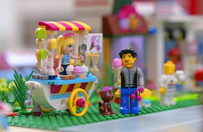 08.06.2020, Lego-Spielzeug im Kinderzimmer, Szene im Sommer, Mann beim Eis-Wagen mit Eistüte in der Hand. 08.06.2020, Lego-Spielzeug im Kinderzimmer 08.06.2020, Lego-Spielzeug im Kinderzimmer