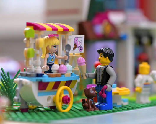 08.06.2020, Lego-Spielzeug im Kinderzimmer, Szene im Sommer, Mann beim Eis-Wagen mit Eistüte in der Hand. 08.06.2020, Lego-Spielzeug im Kinderzimmer 08.06.2020, Lego-Spielzeug im Kinderzimmer