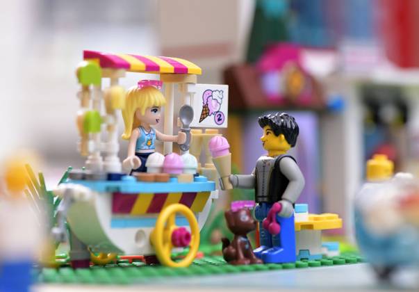 08.06.2020, Lego-Spielzeug im Kinderzimmer, Szene im Sommer, Mann beim Eis-Wagen mit Eistüte in der Hand. 08.06.2020, Lego-Spielzeug im Kinderzimmer 08.06.2020, Lego-Spielzeug im Kinderzimmer