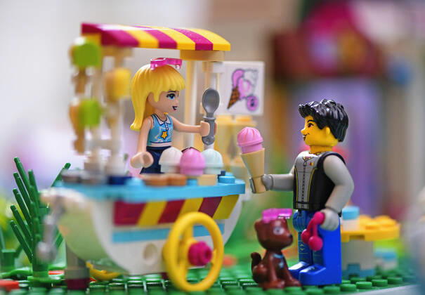 08.06.2020, Lego-Spielzeug im Kinderzimmer, Szene im Sommer, Mann beim Eis-Wagen mit Eistüte in der Hand. 08.06.2020, Lego-Spielzeug im Kinderzimmer 08.06.2020, Lego-Spielzeug im Kinderzimmer