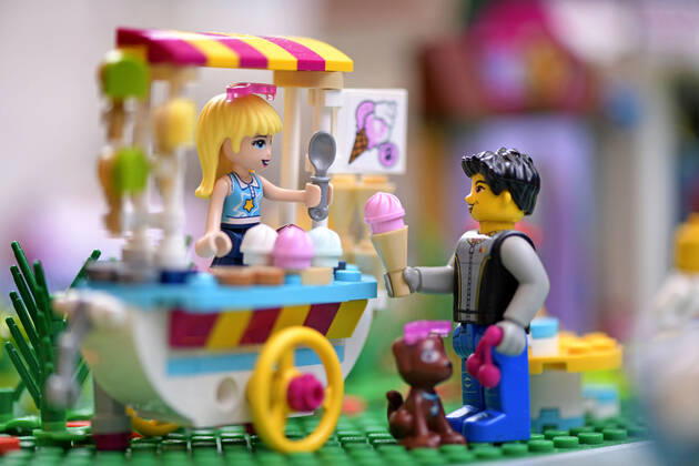 08.06.2020, Lego-Spielzeug im Kinderzimmer, Szene im Sommer, Mann beim Eis-Wagen mit Eistüte in der Hand. 08.06.2020, Lego-Spielzeug im Kinderzimmer 08.06.2020, Lego-Spielzeug im Kinderzimmer