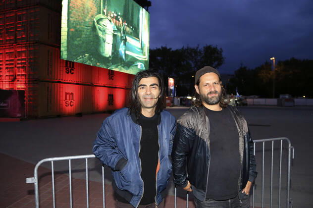 Bilder des Jahres 2020, Entertainment 06 Juni Entertainment Themen der Woche KW24 News Bilder des Tages Fatih Akin und Adam Bousdoukos beim Screening des Kinofilms Soul Kitchen im Autokino Bewegte Zeiten auf dem Heiligengeistfeld. Hamburg, 10.06.2020