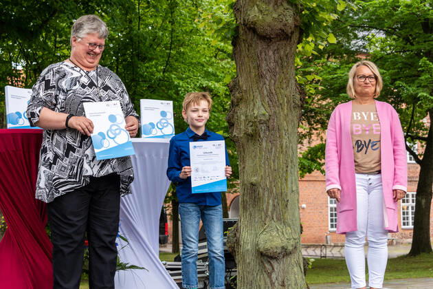 RENDBURG. Der Preis des Landes Schule des Jahres mit einem Preisgeld von 12.000 Euro ging in diesem Jahr an die Käte-Lassen-Gemeinschaftsschule in Flensburg. Über den zweiten Platz mit einem Preisgeld von 8.000 Euro freute sich das Regionale Berufsbildungszentrum Wirtschaft (RBZ), Kiel; die Lornsenschule in Schleswig erreichte den dritten Platz mit einem Preisgeld von 6.000 Euro. Den mit 5.000 Euro dotierten Sonderpreis des Ministerpräsidenten für ein besonders kreatives und zukunftsweisendes Projekt zur Demokratieförderung erhielt die Thomas-Mann-Schule in Lübeck. Überreicht wurden die Urkunden und Preisgelder von Bildungsministerin Karin Prien und Dr. Gesa Ramm, Direktorin des IQSH, in Rendsburg. Rendsburg Schleswig-Holstein
