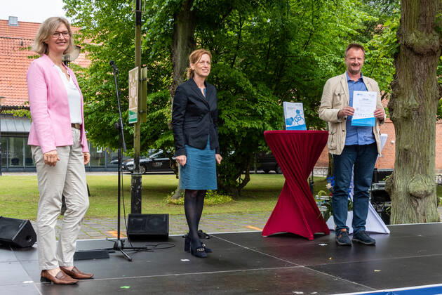 RENDDBURG. Der Preis des Landes Schule des Jahres mit einem Preisgeld von 12.000 Euro ging in diesem Jahr an die Käte-Lassen-Gemeinschaftsschule in Flensburg. Über den zweiten Platz mit einem Preisgeld von 8.000 Euro freute sich das Regionale Berufsbildungszentrum Wirtschaft (RBZ), Kiel; die Lornsenschule in Schleswig erreichte den dritten Platz mit einem Preisgeld von 6.000 Euro. Den mit 5.000 Euro dotierten Sonderpreis des Ministerpräsidenten für ein besonders kreatives und zukunftsweisendes Projekt zur Demokratieförderung erhielt die Thomas-Mann-Schule in Lübeck. Überreicht wurden die Urkunden und Preisgelder von Bildungsministerin Karin Prien und Dr. Gesa Ramm, Direktorin des IQSH, in Rendsburg. Rendsburg Schleswig-Holstei