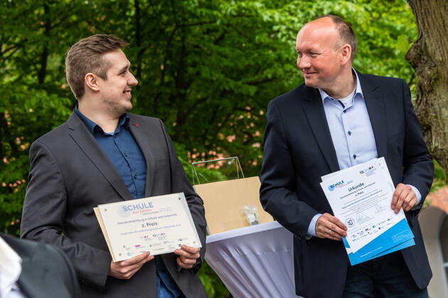 RENDDBURG. Der Preis des Landes Schule des Jahres mit einem Preisgeld von 12.000 Euro ging in diesem Jahr an die Käte-Lassen-Gemeinschaftsschule in Flensburg. Über den zweiten Platz mit einem Preisgeld von 8.000 Euro freute sich das Regionale Berufsbildungszentrum Wirtschaft (RBZ), Kiel; die Lornsenschule in Schleswig erreichte den dritten Platz mit einem Preisgeld von 6.000 Euro. Den mit 5.000 Euro dotierten Sonderpreis des Ministerpräsidenten für ein besonders kreatives und zukunftsweisendes Projekt zur Demokratieförderung erhielt die Thomas-Mann-Schule in Lübeck. Überreicht wurden die Urkunden und Preisgelder von Bildungsministerin Karin Prien und Dr. Gesa Ramm, Direktorin des IQSH, in Rendsburg. Rendsburg Schleswig-Holstei