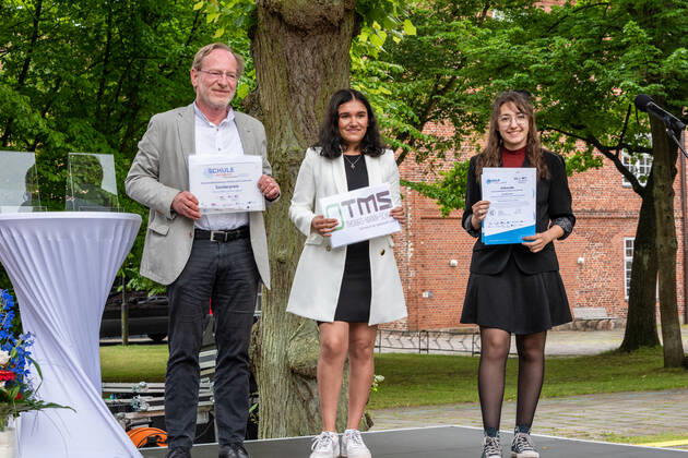 RENDDBURG. Der Preis des Landes Schule des Jahres mit einem Preisgeld von 12.000 Euro ging in diesem Jahr an die Käte-Lassen-Gemeinschaftsschule in Flensburg. Über den zweiten Platz mit einem Preisgeld von 8.000 Euro freute sich das Regionale Berufsbildungszentrum Wirtschaft (RBZ), Kiel; die Lornsenschule in Schleswig erreichte den dritten Platz mit einem Preisgeld von 6.000 Euro. Den mit 5.000 Euro dotierten Sonderpreis des Ministerpräsidenten für ein besonders kreatives und zukunftsweisendes Projekt zur Demokratieförderung erhielt die Thomas-Mann-Schule in Lübeck. Überreicht wurden die Urkunden und Preisgelder von Bildungsministerin Karin Prien und Dr. Gesa Ramm, Direktorin des IQSH, in Rendsburg. Rendsburg Schleswig-Holstei