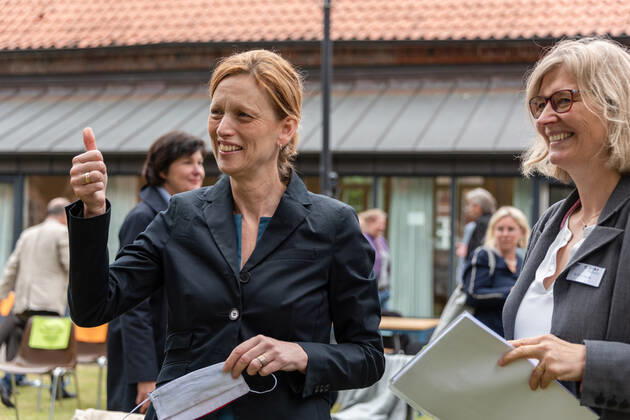 RENDDBURG. Der Preis des Landes Schule des Jahres mit einem Preisgeld von 12.000 Euro ging in diesem Jahr an die Käte-Lassen-Gemeinschaftsschule in Flensburg. Über den zweiten Platz mit einem Preisgeld von 8.000 Euro freute sich das Regionale Berufsbildungszentrum Wirtschaft (RBZ), Kiel; die Lornsenschule in Schleswig erreichte den dritten Platz mit einem Preisgeld von 6.000 Euro. Den mit 5.000 Euro dotierten Sonderpreis des Ministerpräsidenten für ein besonders kreatives und zukunftsweisendes Projekt zur Demokratieförderung erhielt die Thomas-Mann-Schule in Lübeck. Überreicht wurden die Urkunden und Preisgelder von Bildungsministerin Karin Prien und Dr. Gesa Ramm, Direktorin des IQSH, in Rendsburg. Rendsburg Schleswig-Holstei