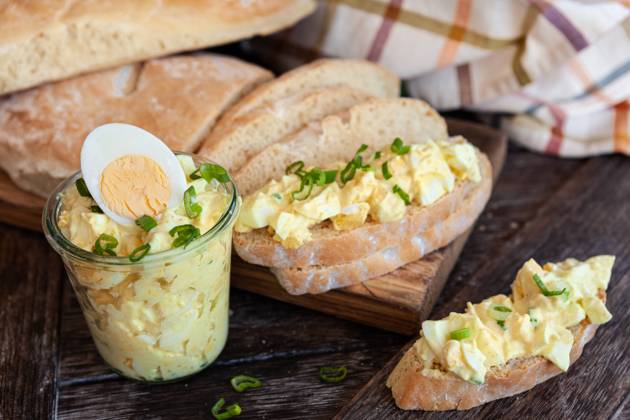 Rustikales Weissbrot mit hausgemachtem Eiersalat
