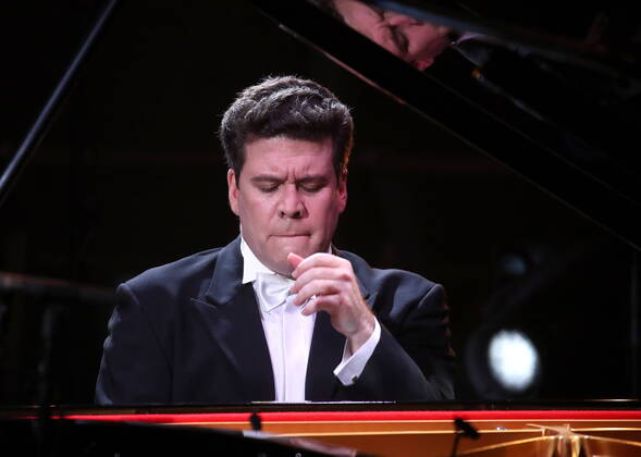 Bilder des Jahres 2020, Entertainment 06 Juni Entertainment Themen der Woche KW24 Entertainment Bilder des Tages MOSCOW, RUSSIA - JUNE 13, 2020: Russian pianist Denis Matsuev performs during an online concert marking his 45th birthday as part of the Show On! project of the Okko Russian video-on-demand provider. Vyacheslav Prokofyev TASS  TS0DC626