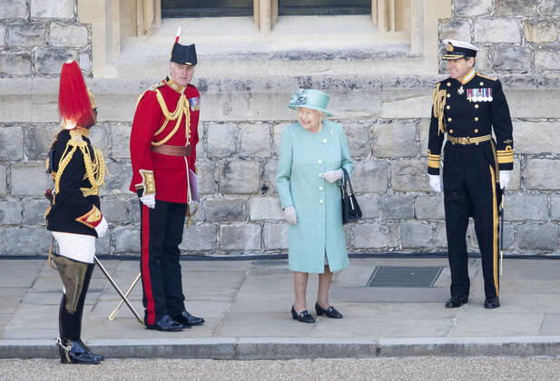 Bilder des Jahres 2020, Entertainment 06 Juni Entertainment Themen der Woche KW24 Entertainment Bilder des Tages . 13 06 2020. Windsor, United Kingdom. Queen Elizabeth II with the 1st Battalion Welsh Guards, at a ceremony to mark her official birthday at Windsor Castle,United Kingdom, instead of the annual Trooping The Colour which was cancelled because of Coronavirus  xi-Imagesx IIM-21271-0035