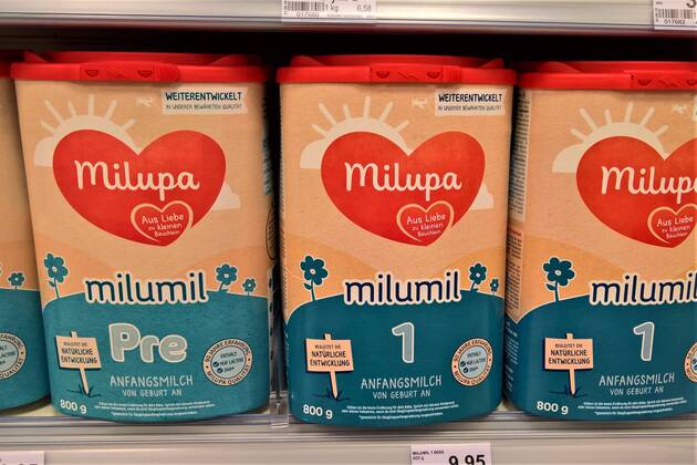 Milupa (seit Juli 2015 Milupa Nutricia GmbH, davor: Milupa GmbH, Milupa AG, Milupa GmbH und Co. KG) ist ein Hersteller von Saeuglings- und Kleinkindernahrung. Das Unternehmen hat seinen Sitz in Frankfurt am Main. Gegruendet 1921 in Friedrichsdorf, gehoerte das Unternehmen bis 2007 zum niederlaendischen Konzern Numico, der seinerseits von Danone uebernommen wurde. Die Produktpalette umfasst Flaschenmilchnahrung (beispielsweise Aptamil, Milumil), Kinderbreie, Spezialnahrungen für Fruehgeborene und Kinder mit besonderen Ernaehrungsbeduerfnissen sowie Produkte fuer Schwangere. Foto: Milupa Milumil, Anfangsmilch