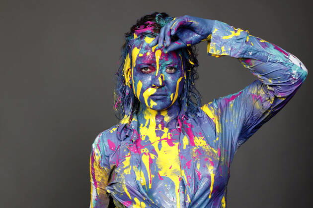 Bilder des Jahres 2020, Entertainment 06 Juni Entertainment Themen der Woche KW25 BODYART: Colour Shirt Performance mit Model Alena im Atelier Düsterwald. Hameln, 16.06.2020 - BodyArt-Künstler: Jörg Düsterwald