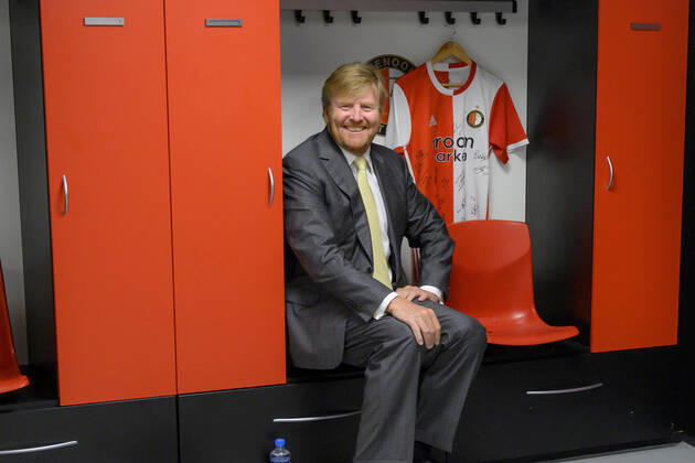Bilder des Jahres 2020, Entertainment 06 Juni Entertainment Themen der Woche KW25 Entertainment Bilder des Tages 17-06-2020 Rotterdam King Willem-Alexander, in the dressing room of Feyenoord , visited, in the context of the impact of the corona pandemic on the events industry, football stadium De Kuip in Rotterdam. Due to the corona measures, event locations can hardly be operated, if at all. Regular activities in De Kuip have also been halted since the outbreak. In addition to a football stadium, De Kuip is also an event location with seventeen halls where all kinds of activities, such as congresses and concerts, can take place. Copyright: xxPPE pool v.d.xWerf vanxEmstx