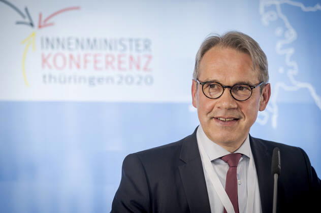 INNENMINISTERKONFERENZ IN ERFURT 17 06 2020 - Erfurt: Die Eröffnung der Frühjahrssitzung der Innenministerkonferenz am 17. Juni 2020 im Dorint Hotel am Dom in Erfurt. Der Thüringer Minister für Inneres und Kommunales Georg Maier (SPD) eröffnet die Konferenz. _________________