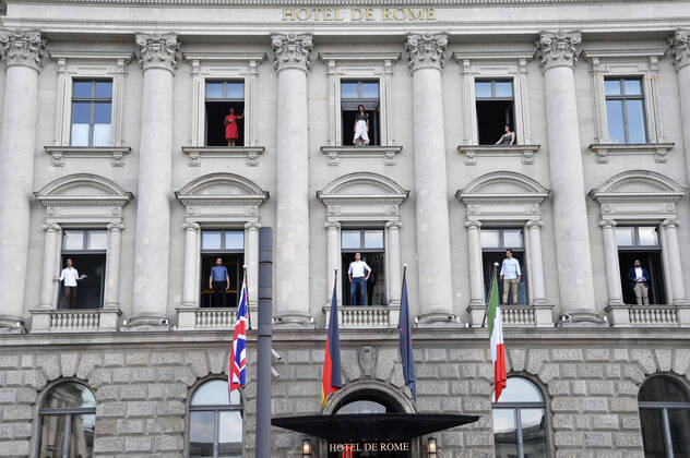 Bilder des Jahres 2020, Entertainment 06 Juni Entertainment Themen der Woche KW25 Hotel de Rome Wiedereröffnung mit Mitgliedern des Internationalen Opernstudios der Staatsoper Unter den Linden, welche aus den Fenstern des Hotels mit Renato Rascels Arrivederci, Roma und Paul Linckes Berliner Luft den Bebelplatz zum Klingen bringen. Berlin, 17.06.2020