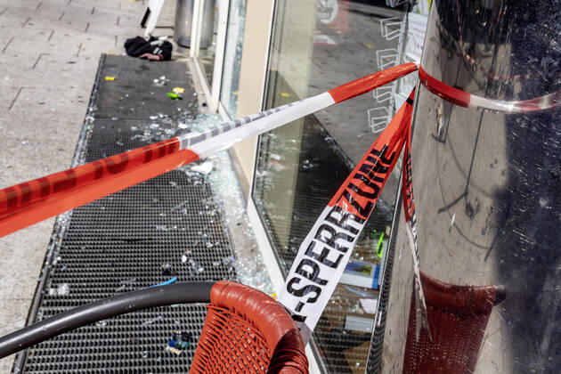 Bilder des Jahres 2020, News 06 Juni News Themen der Woche KW25 News Bilder des Tages Aufräumarbeiten nach Randale in der Stuttgarter Innenstadt. Rund 500 Menschen haben sich in der Nacht zum Sonntag zusammengerottet, Schaufenster zerstört und geplündert. Schwerpunkte waren die Marienstraße und die Fußgängerzone Königsstraße. 20.06.2020, Stuttgart, Baden-Württemberg, Deutschland.