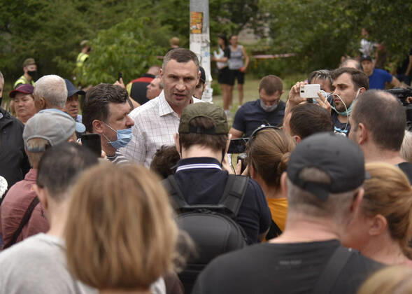 Bilder des Jahres 2020, Entertainment 06 Juni Entertainment Themen der Woche KW25 News Bilder des Tages KIEV, UKRAINE - JUNE 21, 2020: Mayor of Kiev Vitali Klitschko (C back) talks to people at the scene of a gas explosion in a block of flats at Hryhorenko Street in Darnytskyi District of Kiev. At least two people died in the blast, which destroyed several flats on four floors. Sergei Plachkov TASS  TS0DD659