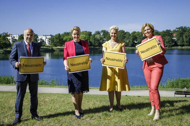 Bilder des Jahres 2020, News 06 Juni News Themen der Woche KW26 V.l.n.r.: Markus Kerber, Staatssekretaer im Bundesministerium des Innern, fuer Bau und Heimat, Bundesfamilienministerin Franziska Giffey, SPD, Manuela Schwesig, Ministerpraesidentin von Mecklenburg-Vorpommern, SPD, und Bundeslandwirtschaftsministerin Julia Kloeckner, CDU, aufgenommen im Anschluss an den Festakt zur Gruendung der Deutschen Stiftung fuer Engagement und Ehrenamt in Neustrelitz, 23.06.2020. Neustrelitz Deutschland