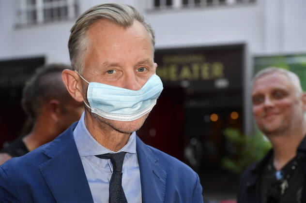 Bilder des Jahres 2020, Entertainment 06 Juni Entertainment Themen der Woche KW26 Max Raabe beim Fototermin zur Aktion 750 Kulturkilometer von Köln nach Berlin, um die Menschen während der Corona-Krise für die aktuelle Problemlage der Kulturlandschaft zu sensibilisieren, im Admiralspalast. Berlin, 23.06.2020