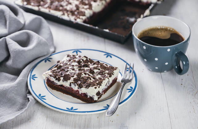 IMAGO Creative, Jahreszeit Sommer, Kirschen Mug of coffee and slice of black forest cake IPF00539
