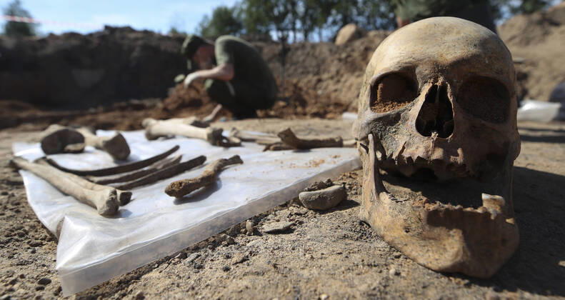 Bilder des Jahres 2020, News 06 Juni News Themen der Woche KW26 MINSK, BELARUS â€“ JUNE 25, 2020: Servicemen of the Belarusian Army 52nd Special Search Battalion carry out excavation work at the burial site of victims of Stalag 352 Minsk, a Nazi camp for Soviet prisoners-of-war, in Masyukovshchina, Minsk. Stalag 352 Minsk included two sites and existed during World War II from 1941 to 1944. Scores of thousands of Soviet prisoners-of-war are believed to have died in the camp. Natalia Fedosenko TASS EDITORIAL USE ONLY; NO COMMERCIAL USE; NO ADVERTISING  TS0DE088