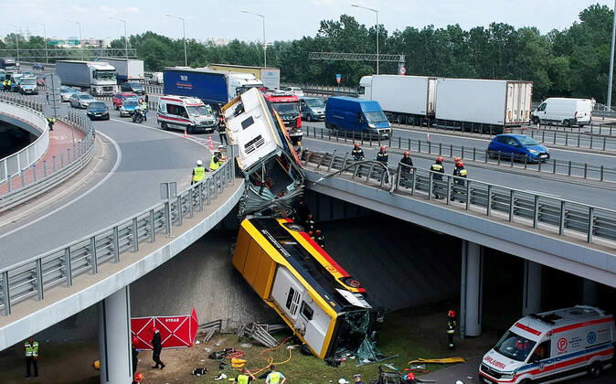Bilder des Jahres 2020, News 06 Juni News Themen der Woche KW26 News Bilder des Tages A bus falls off the General Stefan Grot Rowecki Bridge in Warsaw A bus falls off the General Stefan Grot Rowecki Bridge at S8 on June 25, 2020 in Warsaw, Poland. Due to the accident one person died and over 20 got injured. EN_01434282_0028 