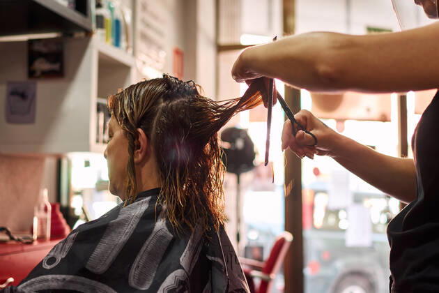 A close-up of a hairdresser cutting client s hair. Small business Villena, Valencian Community, Spain CR_CRBL200605-417611-01 ,model released, Symbolfoto