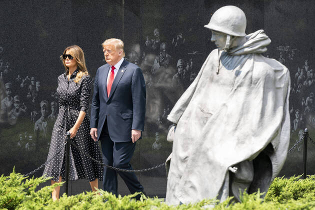 Bilder des Jahres 2020, News 06 Juni News Themen der Woche KW26 News Bilder des Tages President Donald Trump and First Lady Melania Trump tour the Korean War Veterans Memorial in Washington, DC, on Thursday, June 25, 2020. President Trump visited the Memorial to commemorate the 70th anniversary of the Korean War.  WAX20200625514 JIMxLOxSCALZO