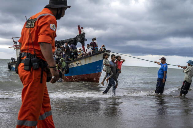 Bilder des Jahres 2020, News 06 Juni News Themen der Woche KW26 News Bilder des Tages June 25, 2020, North Aceh, Aceh, Indonesia: Acehnese fishermen help Rohingya migrants disembark from a boat as they arrive at Lancok beach in North Aceh, Aceh province. Dozens of Rohingya people were rescued at sea by Indonesian fishermen while drifting on a broken boat in waters off northernmost province s of Aceh, officials said. North Aceh Indonesia - ZUMAm250 20200625_zip_m250_001 Copyright: xZikrixMaulanax