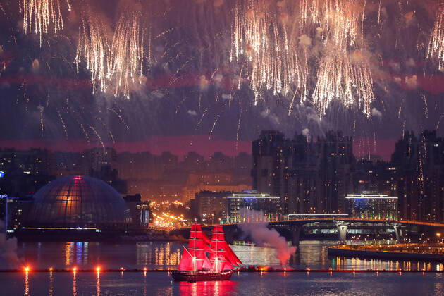 Bilder des Jahres 2020, News 06 Juni News Themen der Woche KW26 News BIlder des Tages ST PETERSBURG, RUSSIA - JUNE 27, 2020: The Rossiya Russia brig sails in the Gulf of Finland during the 2020 Scarlet Sails Festival for high school graduates. The event is held online amid the COVID-19 coronavirus pandemic. Peter Kovalev TASS  TS0DE5F6