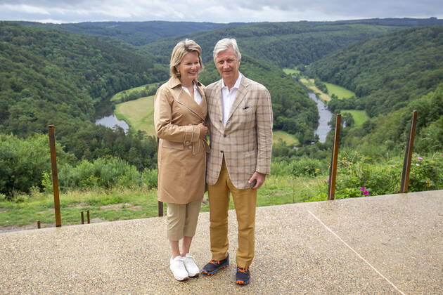 Bilder des Jahres 2020, Entertainment 06 Juni Entertainment Themen der Woche KW26 Entertainment Bilder des Tages Queen Mathilde of Belgium and King Philippe - Filip of Belgium pose for the photographer at the Tombeau du Geant view in Botassart, Bouillon, during a royal visit to the Limburg provice, Sunday 28 June 2020.  POOLxJULIENxWARNAND 2513535