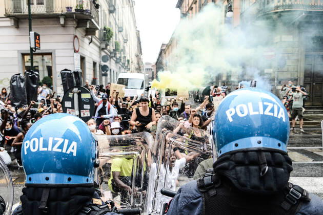 Bilder des Jahres 2020, News 06 Juni News Themen der Woche KW26 Italy: Protest for George Floyd Protesters during the Black Lives Matter protest following the death of George Floyd in Turin, Piazza Castello. The protest has been organized against racism after the death of George Floyd. Turin Piedmont Turin Italy Copyright: AlbertoxGandolfo