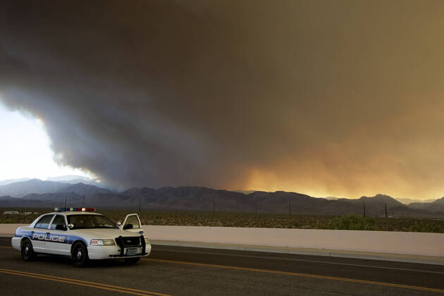 Bilder des Jahres 2020, News 06 Juni News Themen der Woche KW26 USA, Buschbrände in Nevada Mount Charleston, NV - June, 28, 2020: Mahogany Fire viewed from Kyle Canyon exit and Interstate 95, at this time it was approximately 200 acres on June 28, 2020 in Mount Charleston, Nevada. Credit: Peter Noble The Photo Access USA - 2020 - Mahogany Fire in Mount Charleston  Copyright: xPeterxNoblex