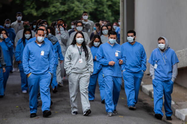 Bilder des Jahres 2020, News 06 Juni News BIlder des Tages Pacaembu field hospital deactivated. June 29,2020, Sao Paulo, Brazil: The Pacaembu field hospital in Sao Paulo city is deactivated by the Mayor of the city Bruno Covas and by the secretary of health, Edson Aparecido, on Monday (29). The site was used to treat patients with the new coronavirus and had a cost of about R$23 million. It was opened on April 6 and built on the lawn of the famous soccer stadium.The field hospital has started to receive fewer patients in the last few days because of the decrease in serious cases in the city. With that, the City Hall chose to close the place. Pacaembu field hospital deactivated.  Copyright: xVanxCamposx