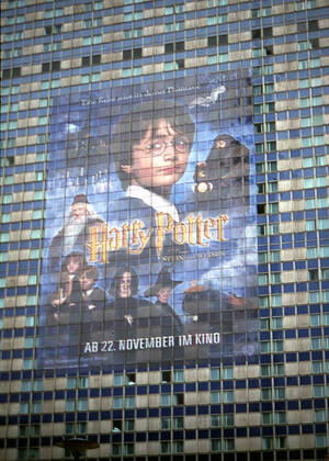 HARRY POTTER AND THE PHILOSOPHERS STONE US BR 2001 FORUM HOTEL, BERLIN HARRY POTTER AND THE PHILOSOPHERS STONE US BR 2001 FORUM HOTEL, BERLIN Date: 2001. Strictly editorial use only in conjunction with the promotion of the film. Credit line mandatory. This image is copyright of the film company and is supplied under the terms of issue as film still. No commercial or book cover use permitted without prior consent from the film company.  Mandatory credit line: Image courtesy WARNER BROS JK ROWLING Ronald Grant Archive Mary Evans