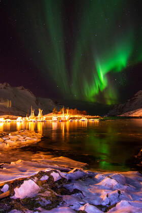 Polarlicht ueber den Hafen von Ersfjordbotn, Norwegen, Tromso polar lights over the port of Ersfjordbotn, Norway, Tromso BLWS621602
