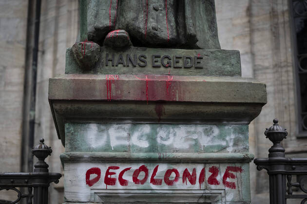 Bilder des Jahres 2020, News 06 Juni Dänemark, Denkmal von Hans Egede in Kopenhagen geschändet En statue af den dansk-norske missionaer Hans Egede ved Marmorkirken i Koebenhavn er blevet udsat for haervaerk natten til tirsdag den 30. juni 2020. Hans Egede var missionaer i Groenland i 1700-tallet. Frederiks kirke ligger i Frederiksstaden i Koebenhavn og kaldes i daglig tale Marmorkirken.. , Copenhagen Denmark  Copyright: Ritzau Scanpix LiselottexSabroex COP104 spdk20200630-114319-L