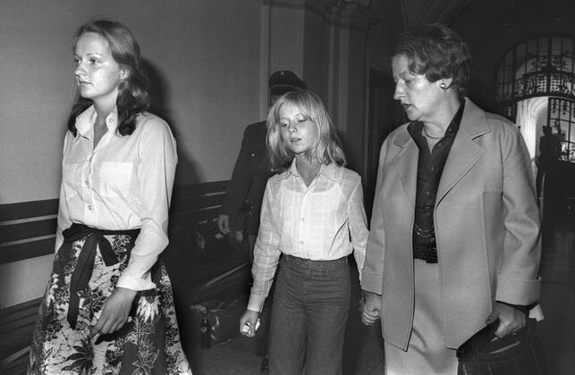 Ingrid van Bergen (geb.1931) Schauspielerin, Gericht Justizpalast München. 1977 erschoss sie Klaus Knaths in einer Villa am Starnberger See. Der Prozess, indem sie von Rechtsanwalt Rolf Bossi vertreten wurde löste großes Aufsehen aus. Am 27. Juli 1977 wurde sie wegen Totschlags zu sieben Jahren Freiheitsstrafe verurteilt. Am 2. Oktober 1981 wegen guter Führung vorzeitig entlassen. Tochter Andrea links, Tocter Carolin mitte, begleitet von Freundin ihrer Mutter, Brigitte Hoffmann 1977 Copyright: xHeinzxGebhardtx