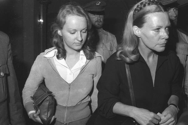 Ingrid van Bergen (geb.1931) Schauspielerin, Gericht Justizpalast München. 1977 erschoss sie Klaus Knaths in einer Villa am Starnberger See. Der Prozess, indem sie von Rechtsanwalt Rolf Bossi vertreten wurde löste großes Aufsehen aus. Am 27. Juli 1977 wurde sie wegen Totschlags zu sieben Jahren Freiheitsstrafe verurteilt. Am 2. Oktober 1981 wegen guter Führung vorzeitig entlassen. Mit Tochter Andrea 1977 Copyright: xHeinzxGebhardtx