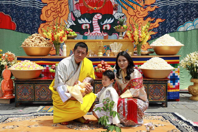 Bilder des Jahres 2020, Entertainment 06 Juni Entertainment Bilder des Tages 30-06-2020 Bhutan On the auspicious occasion of the Birth Anniversary of Guru Rinpoche (Trelda Tsechu), His Royal Highness the Second Gyalsey to His Majesty The King and Her Majesty The Gyaltsuen has been named Jigme Ugyen Wangchuck. His Royal Highness will be referred to as Gyalsey Ugyen Wangchuck. His Majesty The King and Her Majesty The Gyaltsuen graced the Trelda Tsechu prayer ceremony at Thimphu Tashichodzong, and offered prayers along with Their Royal Highnesses Gyalsey Jigme Namgyel and Gyalsey Ugyen Wangchuck. The Trelda Tsechu prayers are performed annually for the benefit of all sentient beings. Led by the Prime Minister, representatives of the Dratshang, Government and Armed Forces offered Mendrel Ku Sung Thukten to His Royal Hig  Copyright: xPPEx