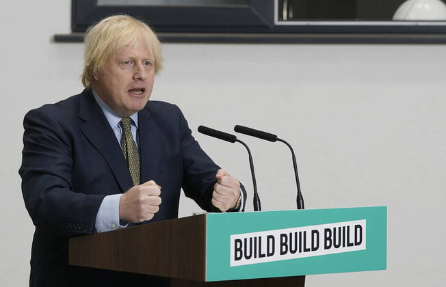 Bilder des Jahres 2020, News 06 Juni News Bilder des Tages (200630) -- DUDLEY (BRITAIN), June 30, 2020 (Xinhua) -- British Prime Minister Boris Johnson delivers a speech at Dudley College of Technology in Dudley, Britain, on June 30, 2020. Boris Johnson on Tuesday announced a 5-billion-pound (about 6.2-billion-U.S. dollar) plan to fuel economic recovery in the wake of the coronavirus crisis. (Andrew Parsons No 10 Downing Street Handout via Xinhua) BRITAIN-DUDLEY-PM-5-BLN-POUND PLAN-ECONOMIC RECOVERY 