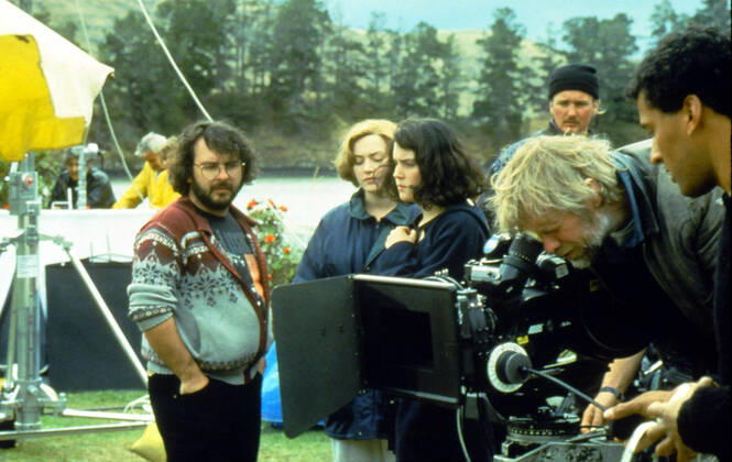 HEAVENLY CREATURES DIRECTOR PETER JACKSON WITH KATE WINSLET AND SARAH PEIRSE Date: 1994. Strictly editorial use only in conjunction with the promotion of the film. Credit line mandatory. This image is copyright of the film company and is supplied under the terms of issue as film still. No commercial or book cover use permitted without prior consent from the film company.  Mandatory credit line: Image courtesy Ronald Grant Archive Mary Evans