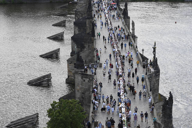 Bilder des Jahres 2020, News 06 Juni News Bilder des Tages Prague citizens see coronavirus out with dinner at 500 metre long table covered with white cloth at Charles Bridge, Prague, Czech Republic, June 30, 2020. (CTKxPhoto OndrejxDeml) CTKPhotoP202006300991101 dml 004