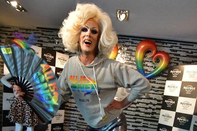 All is Love Hard Rock CafÃ Berlin neue Pride-Kollektion All is Love Hard Rock CafÃ Berlin stellt die neue Pride-Kollektion vor im Hard Rock und The Mercury Phoenix Trust kreieren Kollektion mit dem Titel All is One praesentieren -Dragqueens Bambi Mercury, Jurassica Parka und Destiny Drescher die neue Linie, Erloese gehen an den Mercury Phoenix Trust in Berlinam 01.07.20206